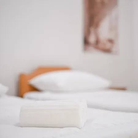 Апартаменти Tia *