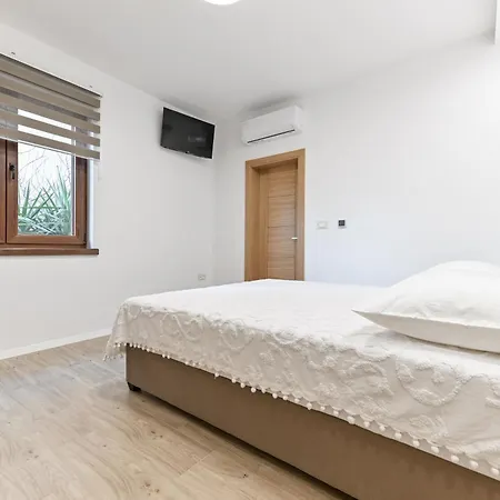 Tia Apartment